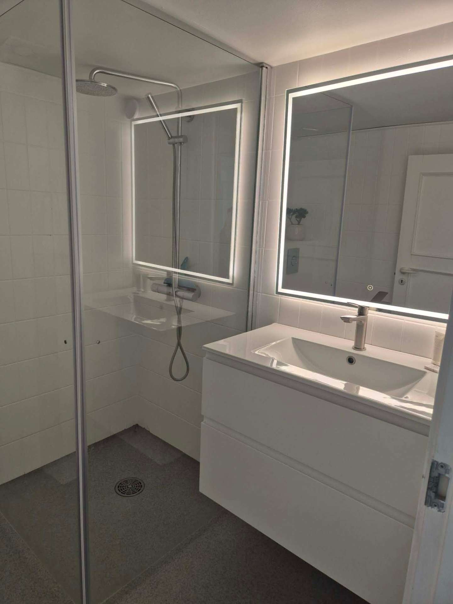 Moderne badeværelse med brusekabine
